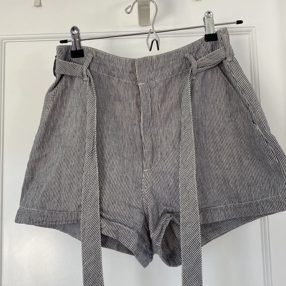 ABERCROMBIE & FITCH PIN STRIPED LINEN SHORTS - Picture 2 of 4